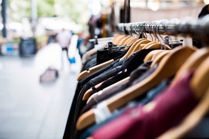 magasin-ST PAUL EN FORET-min_blur_close_up_focus_hanger_jacket_market_people_rack-1176303